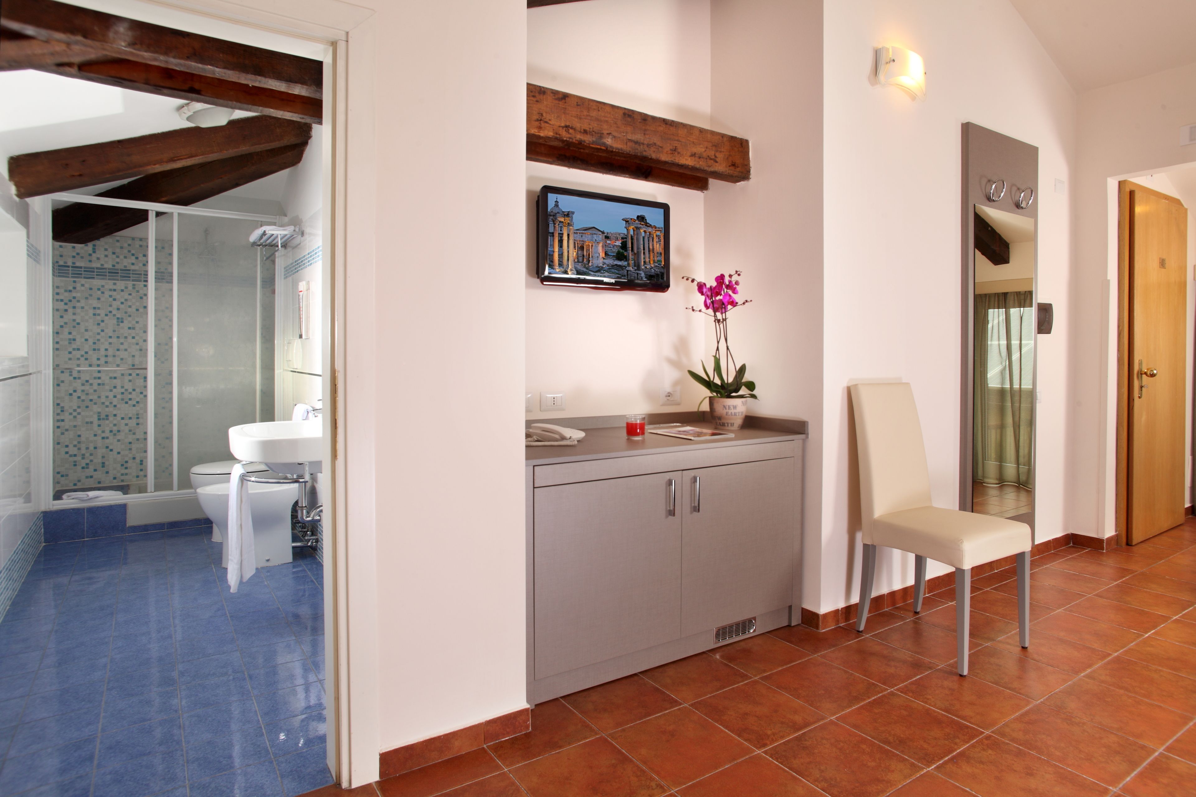 suite | minibar, in-room safe, desk, free wifi