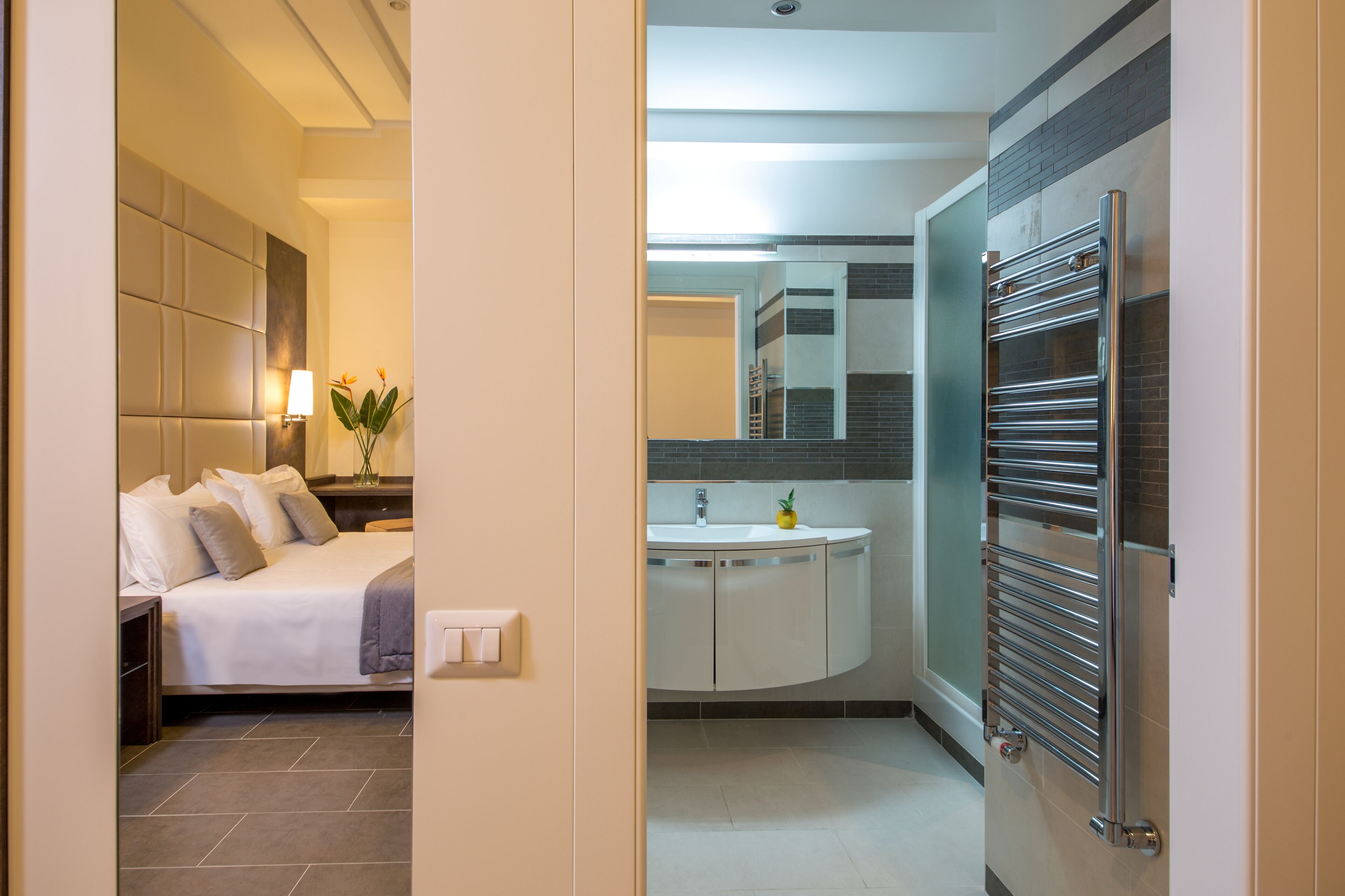 deluxe double room | minibar, in-room safe, desk, free wifi