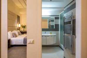 Deluxe Double Room | Minibar, in-room safe, desk, free WiFi - Hearth Hotel (Rome)