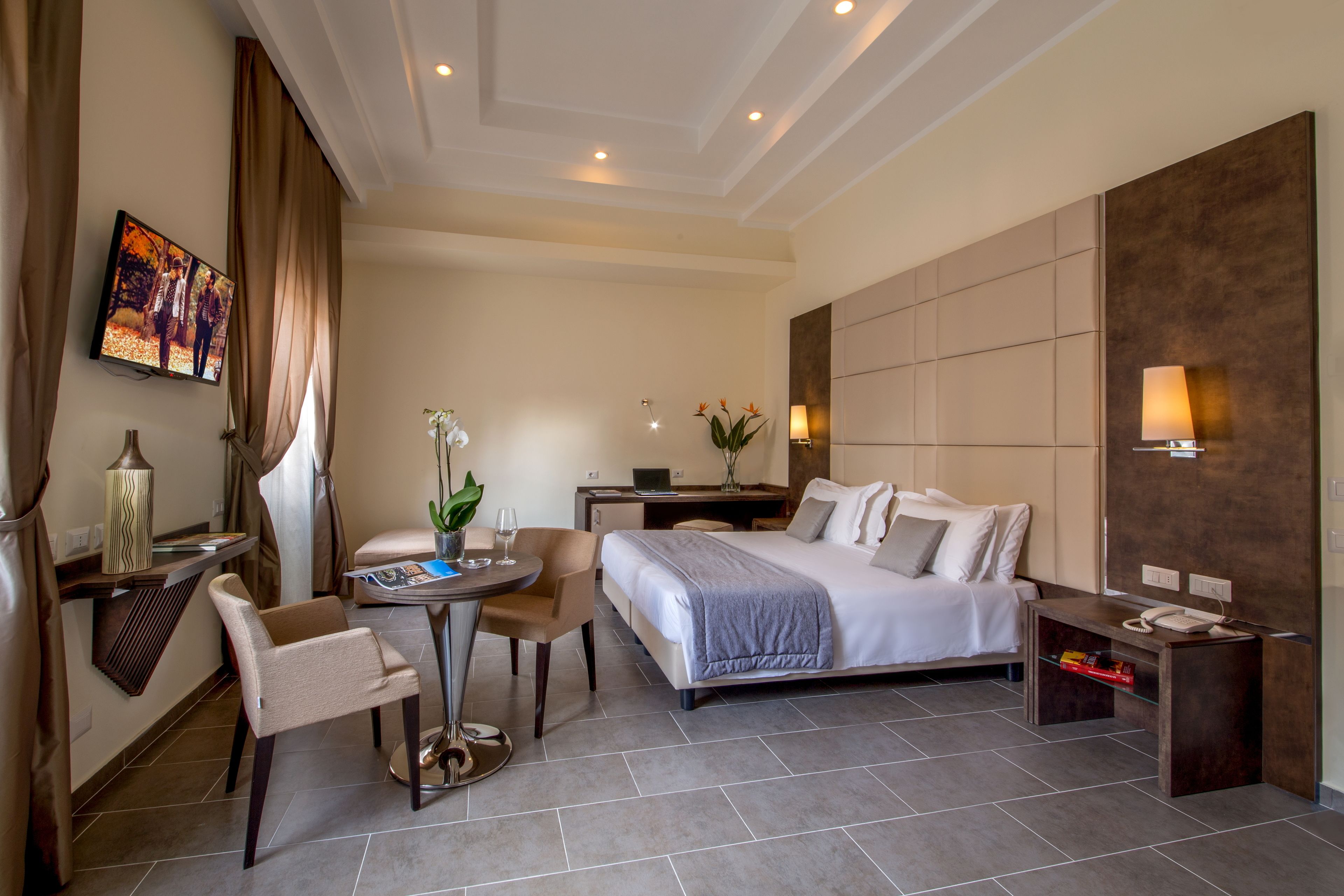 deluxe double room | minibar, in-room safe, desk, free wifi