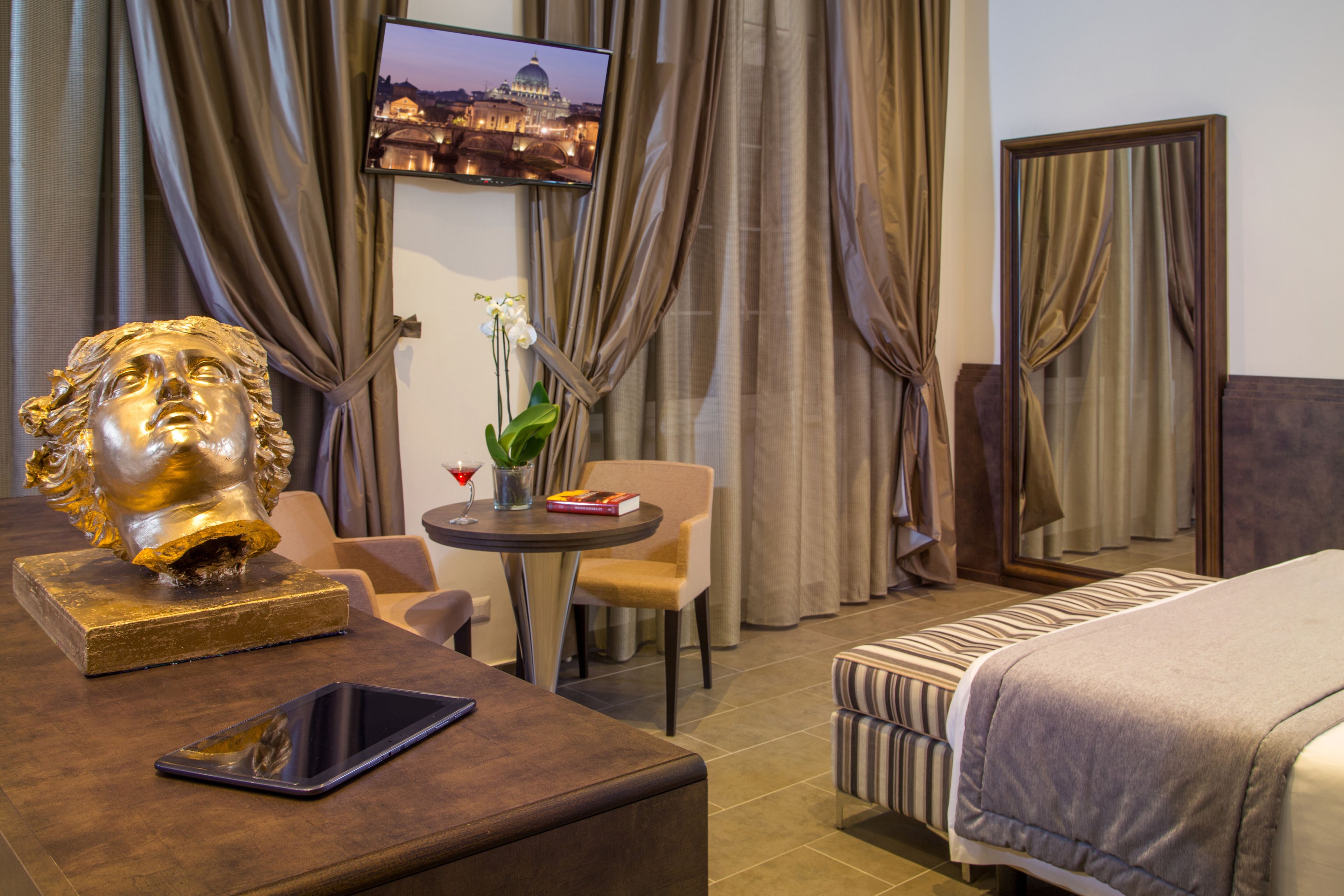 junior suite | minibar, in-room safe, desk, free wifi