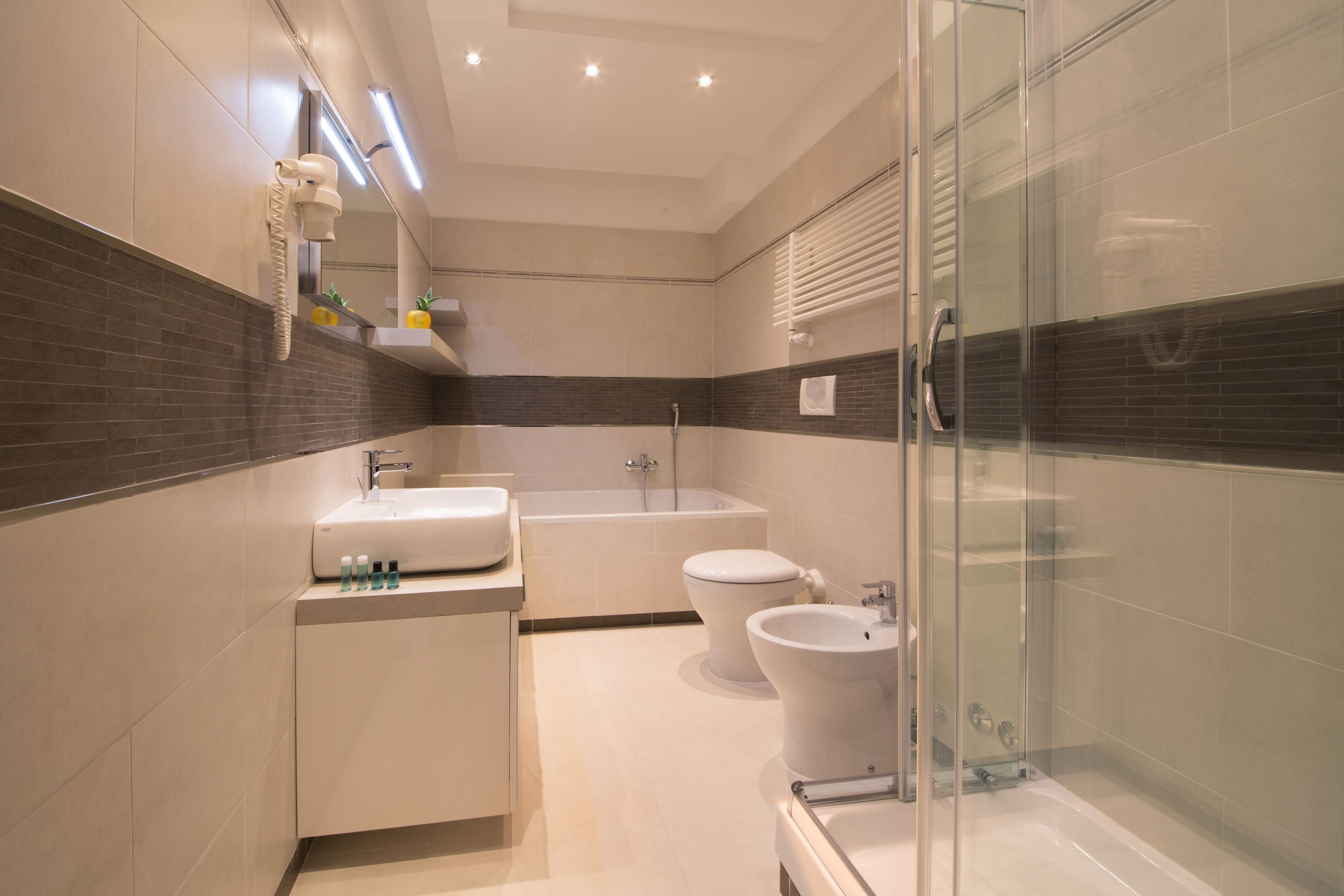 junior suite | bathroom | free toiletries, hair dryer, towels