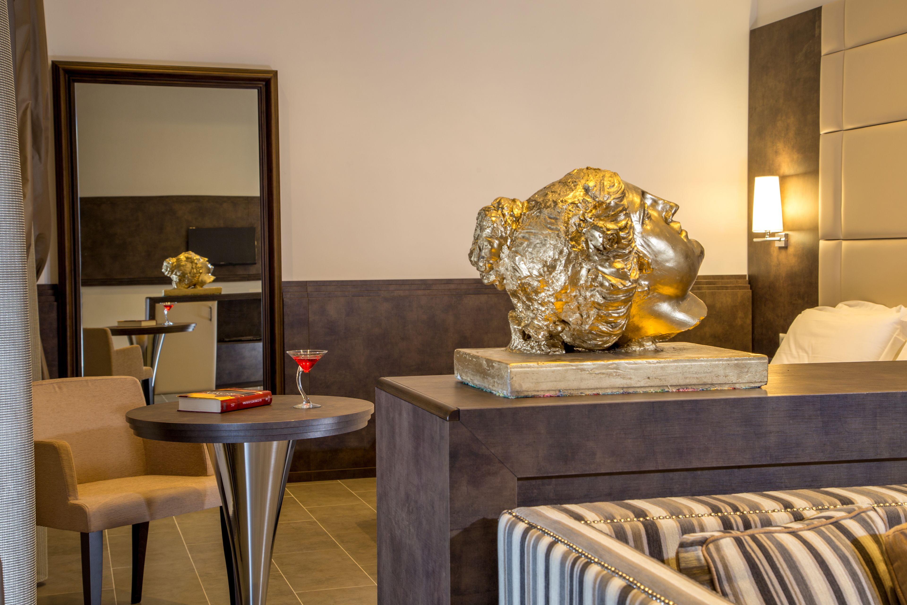 junior suite | minibar, in-room safe, desk, free wifi