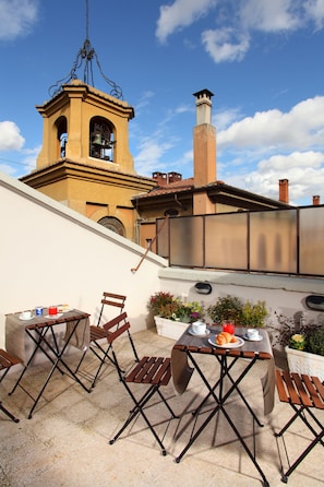 TĂ€gliches FrĂŒhstĂŒcksbuffet (10 EUR pro Person)