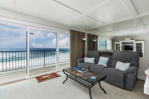 Suite, 1 cama de matrimonio grande, cocina, frente al mar | Zona de estar | Una televisión de pantalla plana, un reproductor de DVD