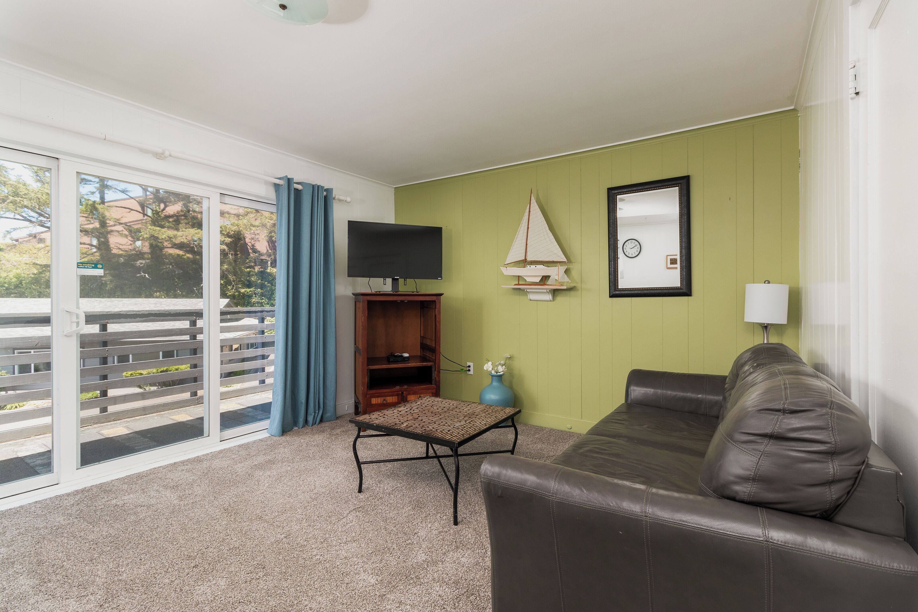 39/40 Courtyard 2nd Floor | Living area