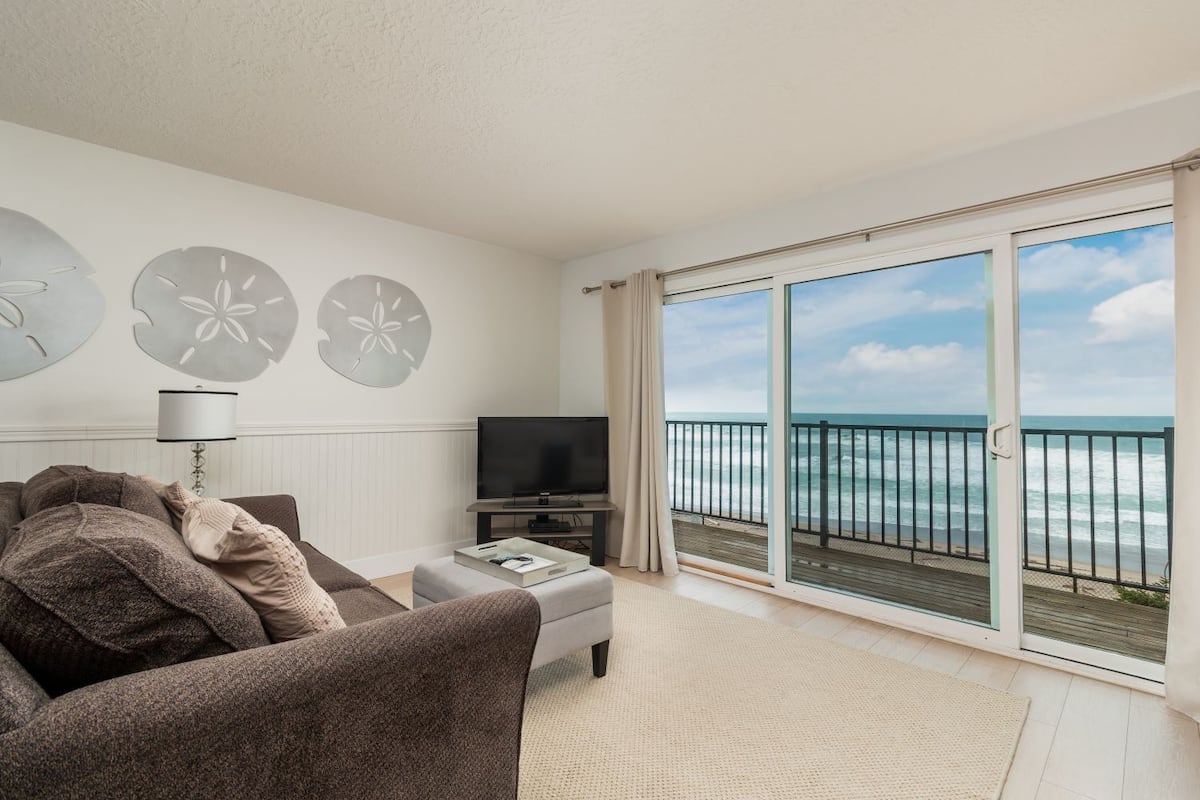 16 Oceanfront 2nd Floor | Living area | Flat-screen TV, DVD player, table tennis