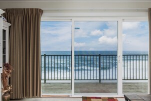 Suite, 1 cama de matrimonio grande, cocina, frente al mar | Zona de estar | Una televisión de pantalla plana, un reproductor de DVD