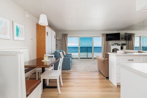 Suite, 1 cama King size y sofá cama, cocina, frente al océano | Área de sala de estar | Televisión de pantalla plana, reproductor de DVD y tenis de mesa 