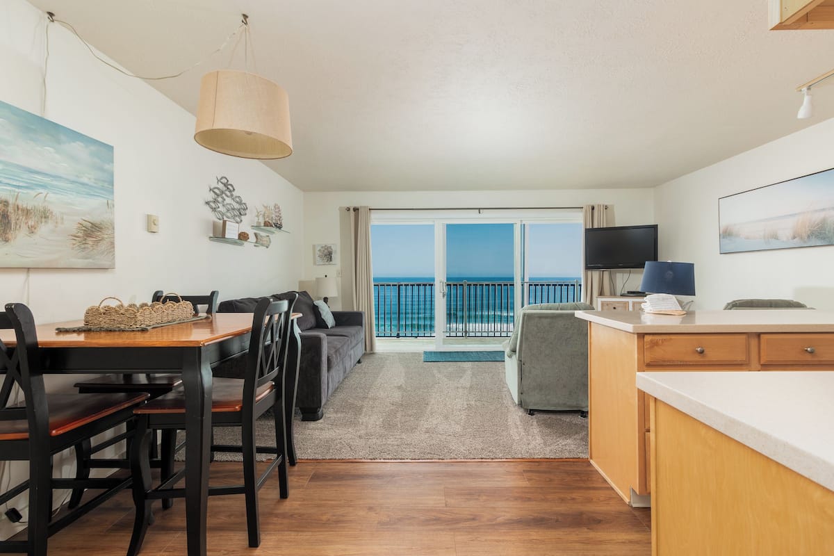 Suite, 1 queensize bed met slaapbank, keuken, aan zee | Woonruimte | Een flatscreentelevisie, een dvd-speler en een tafeltennistafel