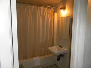 Habitación estándar | Baño | Regadera, secadora de cabello, toallas 