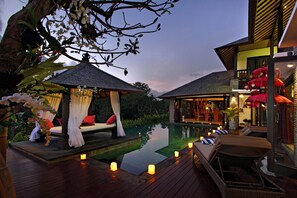 Outdoor pool, free pool cabanas, pool loungers