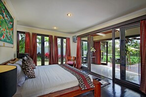 Minibar, coffres-forts dans les chambres, bureau, rideaux occultants