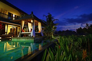 Outdoor pool, free pool cabanas, pool loungers