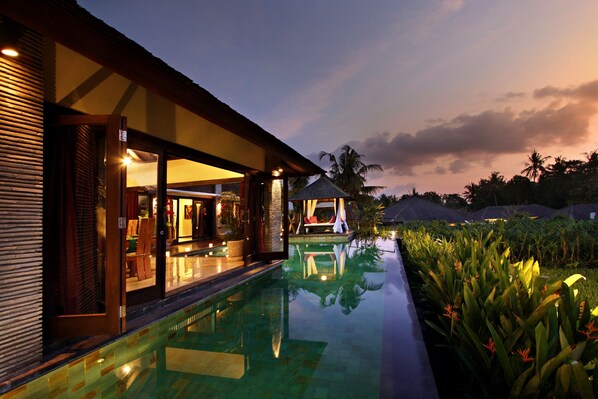 Piscine extérieure, cabanons gratuits, chaises longues