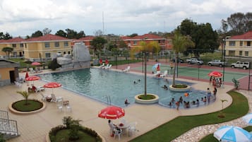 Piscine extérieure, parasols de plage, chaises longues