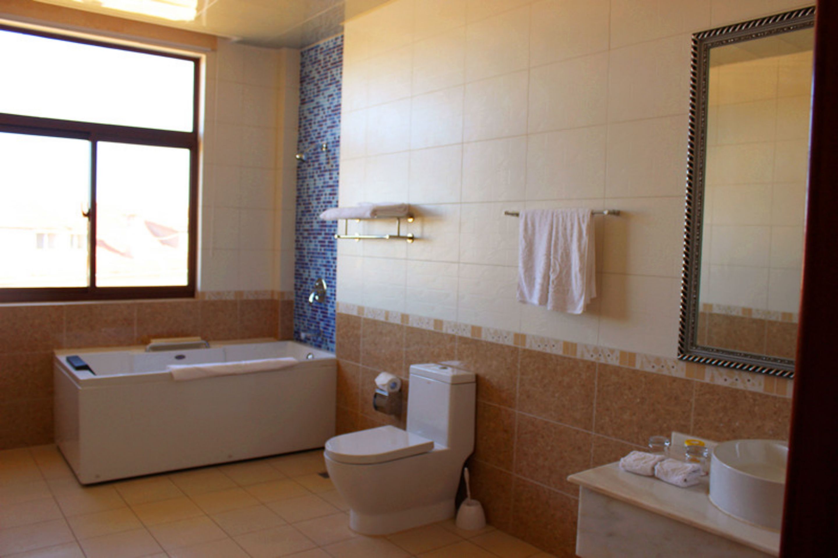 standard single room | bathroom | combined shower/bathtub, jetted bath, rainfall showerhead
