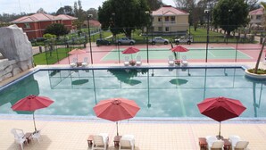 Outdoor pool, pool umbrellas, pool loungers - Madagascar Golden Peacock Hotel (Antananarivo)