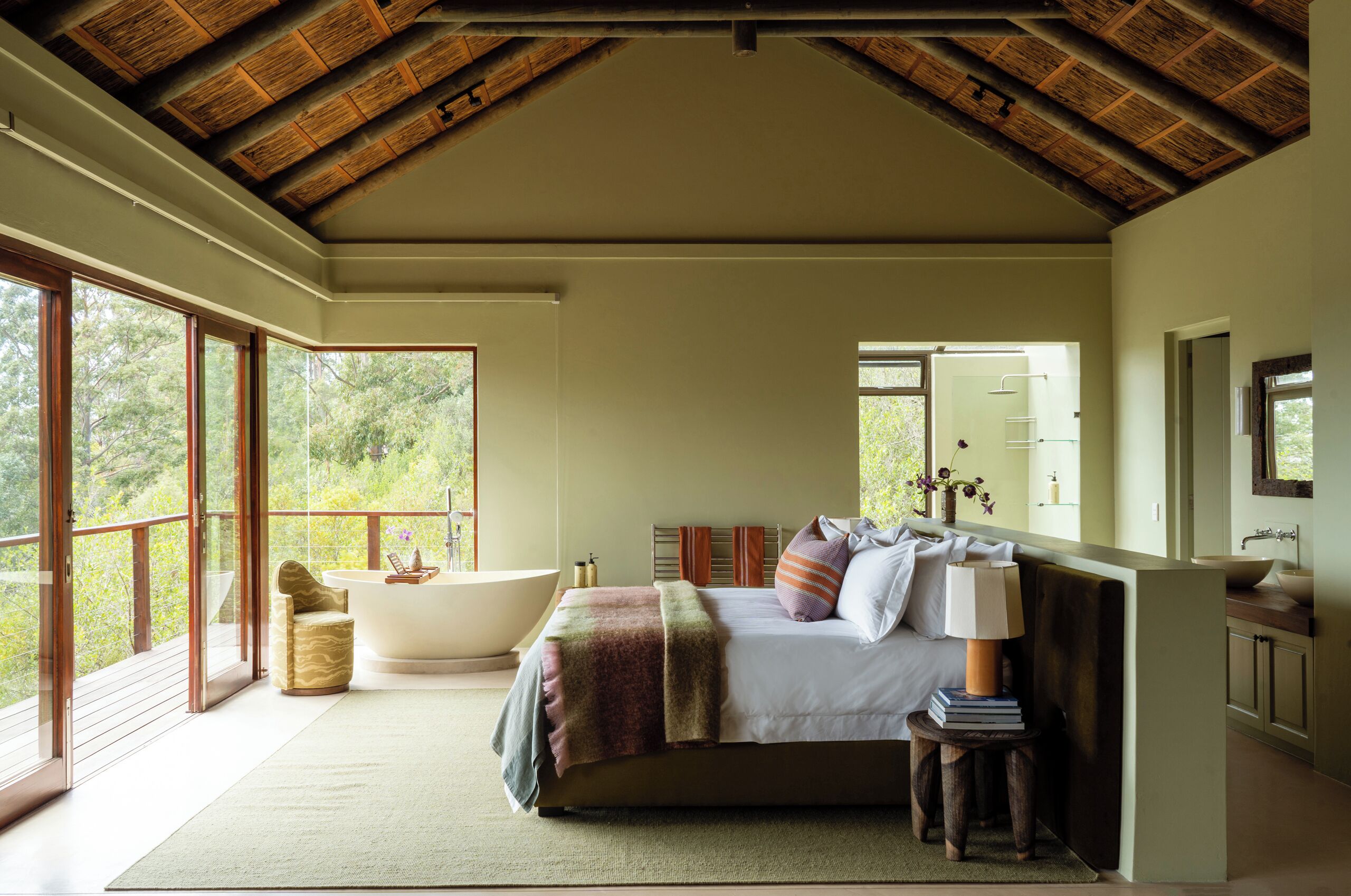 蜜月客房, 1 张特大床, 山景, 山腰 | 高档床上用品、迷你吧、客房内保险箱、隔音