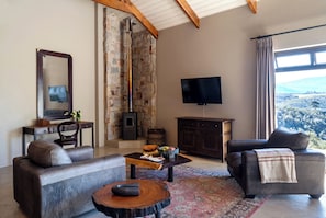 Honeymoone Suite with Plunge Pool | Coin séjour | Télévision à écran plat