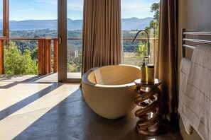 Smekmånadsrum - 1 kingsize-säng - utsikt mot bergen - intill bergen | Badrum | Badkar och dusch, djupt badkar, hårtork och handdukar