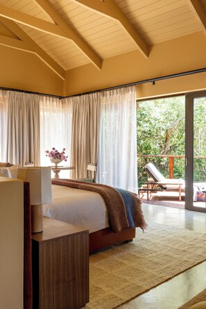 Honeymoone Suite with Plunge Pool | 高档床上用品、迷你吧、客房内保险箱 、隔音