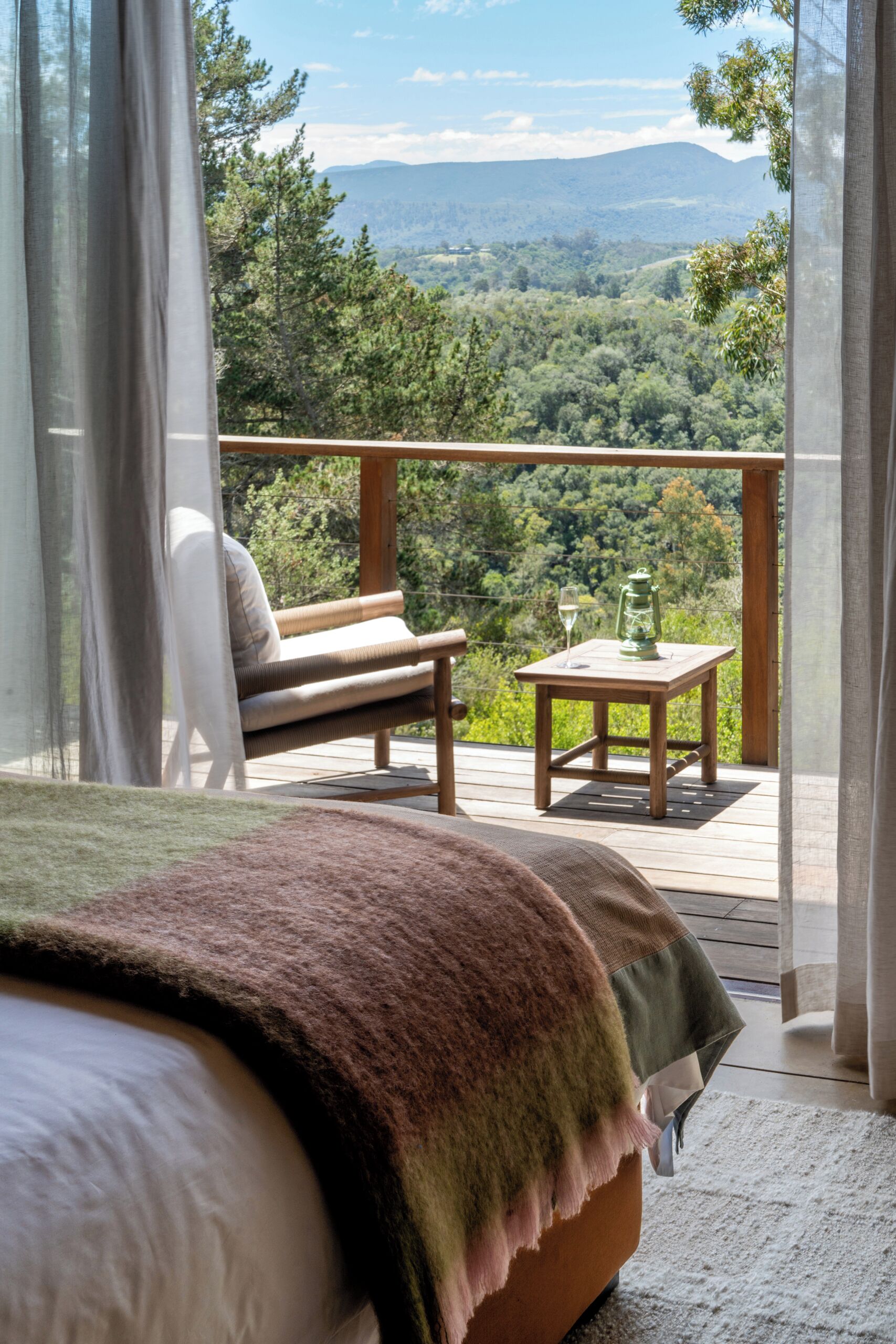 高档床上用品、迷你吧、客房内保险箱、隔音