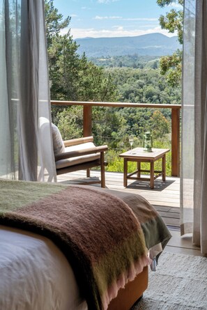 고급 침구, 미니바, 객실 내 금고, 방음 설비