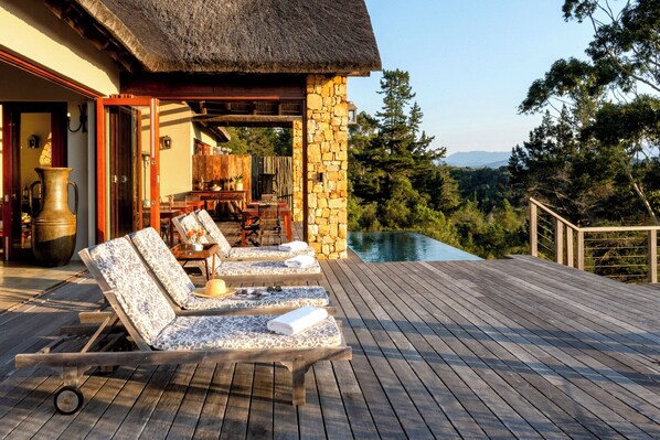 Utomhuspool, parasoller och solstolar