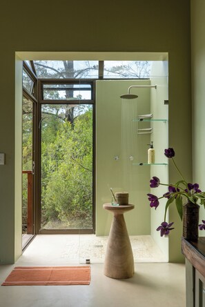 蜜月客房, 1 张特大床, 山景, 山腰 | 浴室 | 独立的浴缸和淋浴、深泡浴缸、吹风机、毛巾