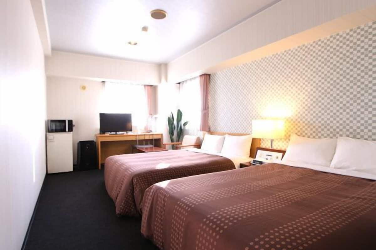 Tabla de planchar con plancha, wifi gratis y ropa de cama 