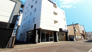 A modern hotel building with a prominent 'HOTEL LIVENMAX' sign on the facade. - Hotel Livemax Chitose (Chitose)