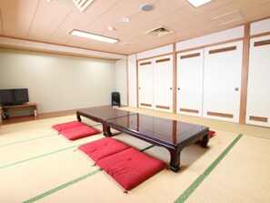 Habitación Deluxe, fumadores (Japanese Style Modern, For 1-6 people) | Tabla de planchar con plancha, wifi gratis, ropa de cama