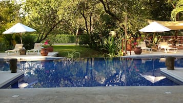 Piscine extérieure, parasols de plage, chaises longues