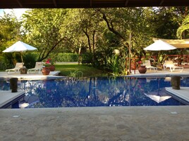 Kolam renang terbuka, payung kolam, kerusi lepak pantai 