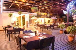 Breakfast, lunch, dinner served; Italian cuisine 