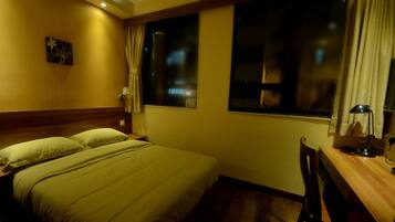Ein Hotelzimmer mit einem Bett, einem Schreibtisch und einem Sessel.