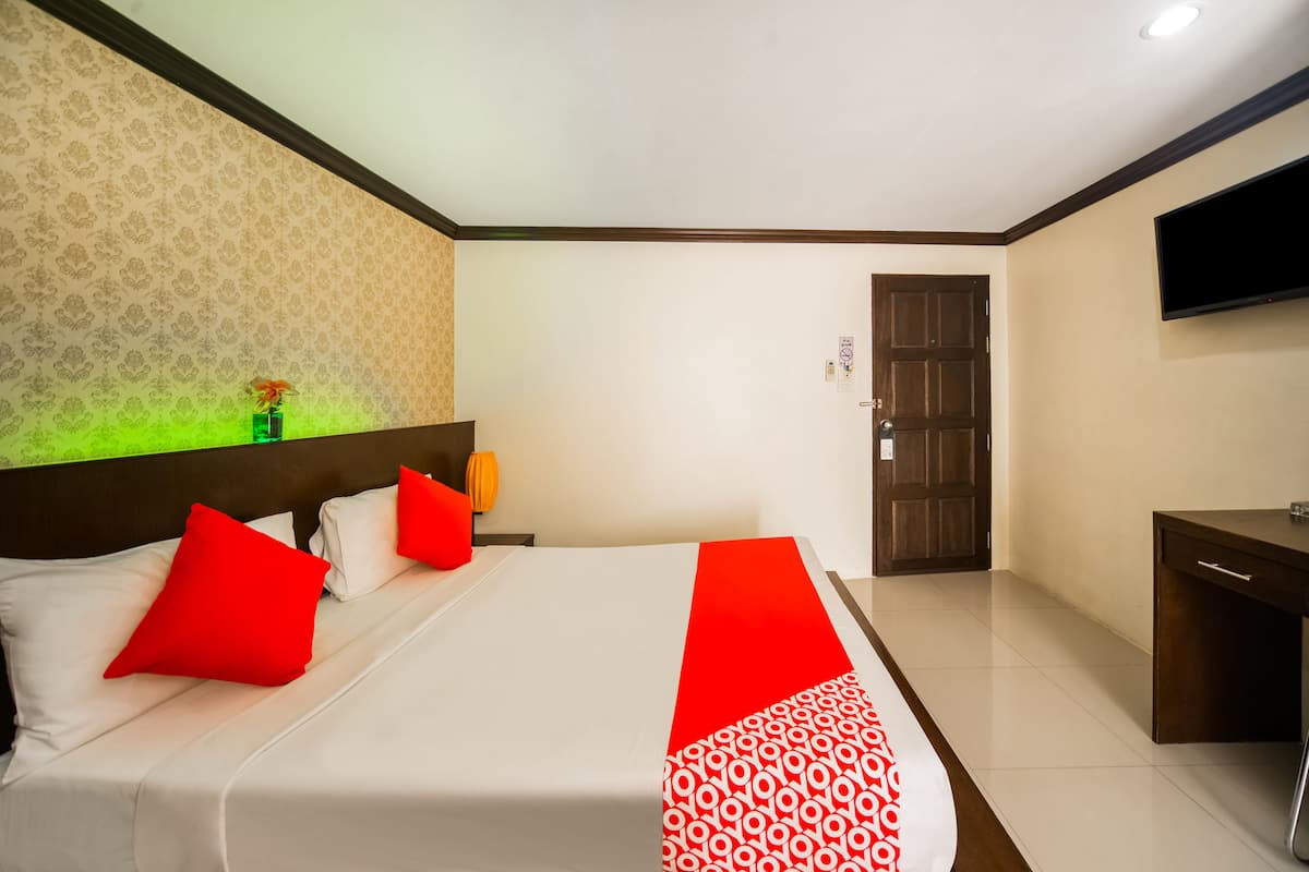 Premier Double Room | Desk, free WiFi, bed sheets