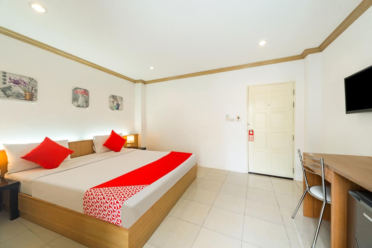 Deluxe Double Room | Desk, free WiFi, bed sheets