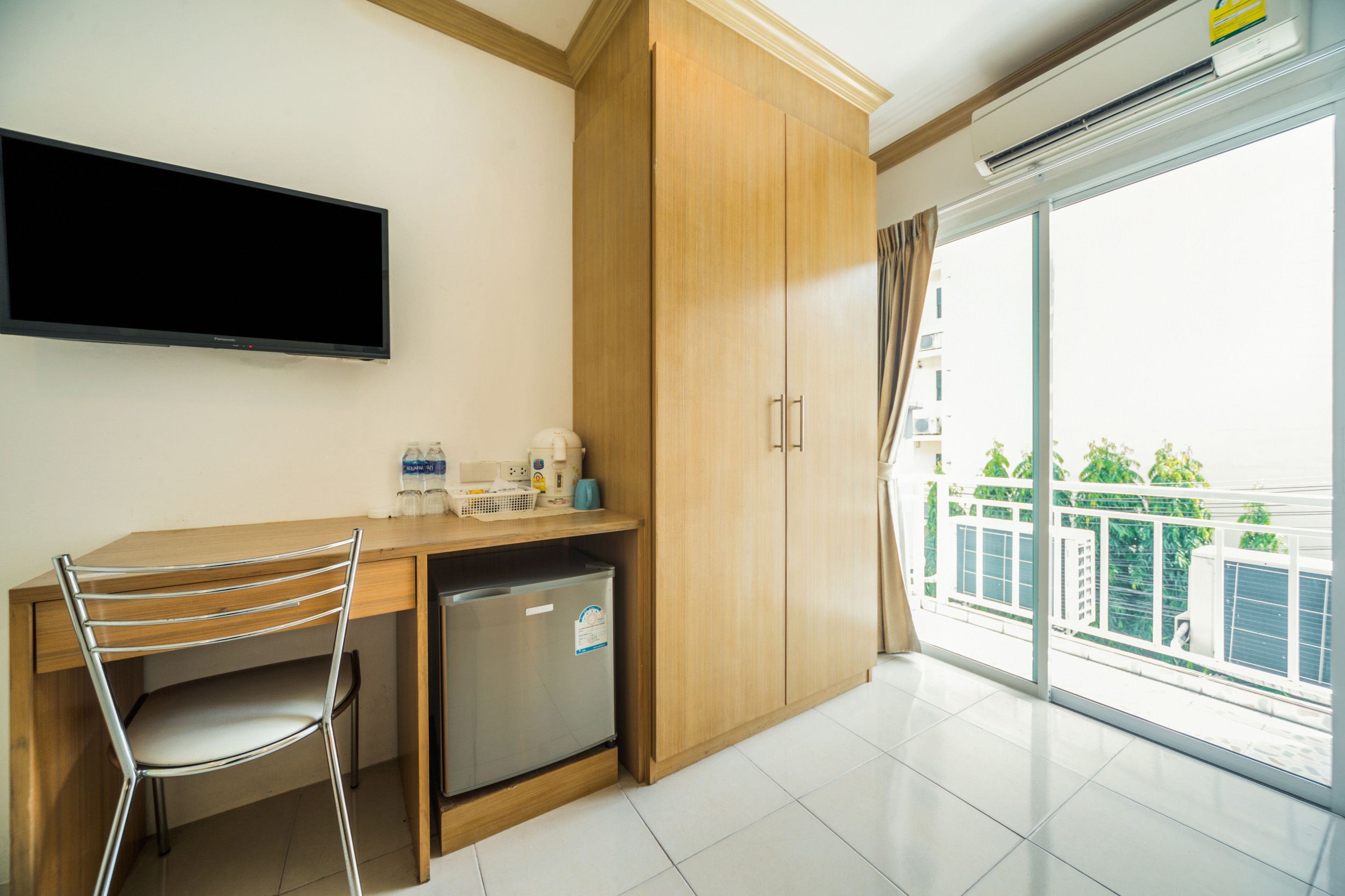 مكتب وواي فاي مجانًا وملاءات أسرّة