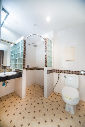 Chambre Premier double | Salle de bain | Douche, bidet, serviettes fournies, savon