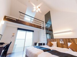 行政客房, 热水浴缸 (Western, with Loft, Private Terrace) | 高档床上用品、办公桌、免费 WiFi、床单