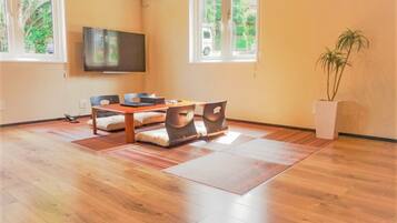 Kamer, roken (Western Jr Suite with Loft) | Luxe beddengoed, een bureau, gratis wifi, beddengoed