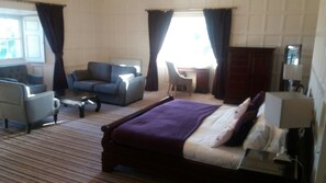 Suite – deluxe | Safe på rommet, barnesenger, wi-fi (inkludert) og sengetøy