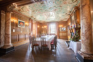 Melayani sarapan dan makan siang dengan sajian masakan internasional