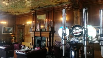3 bars/lounges