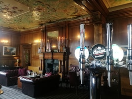 3 bars/lounges