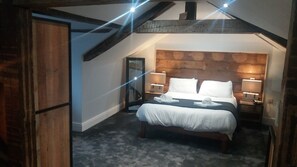 Suite, 1 cama doble | Caja fuerte, cunas (de pago), wifi gratis y ropa de cama