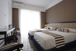 Cofres nos quartos, escrivaninha, cortinas blackout
