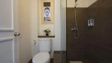 Dusche, kostenlose Toilettenartikel, Haartrockner, Hausschuhe